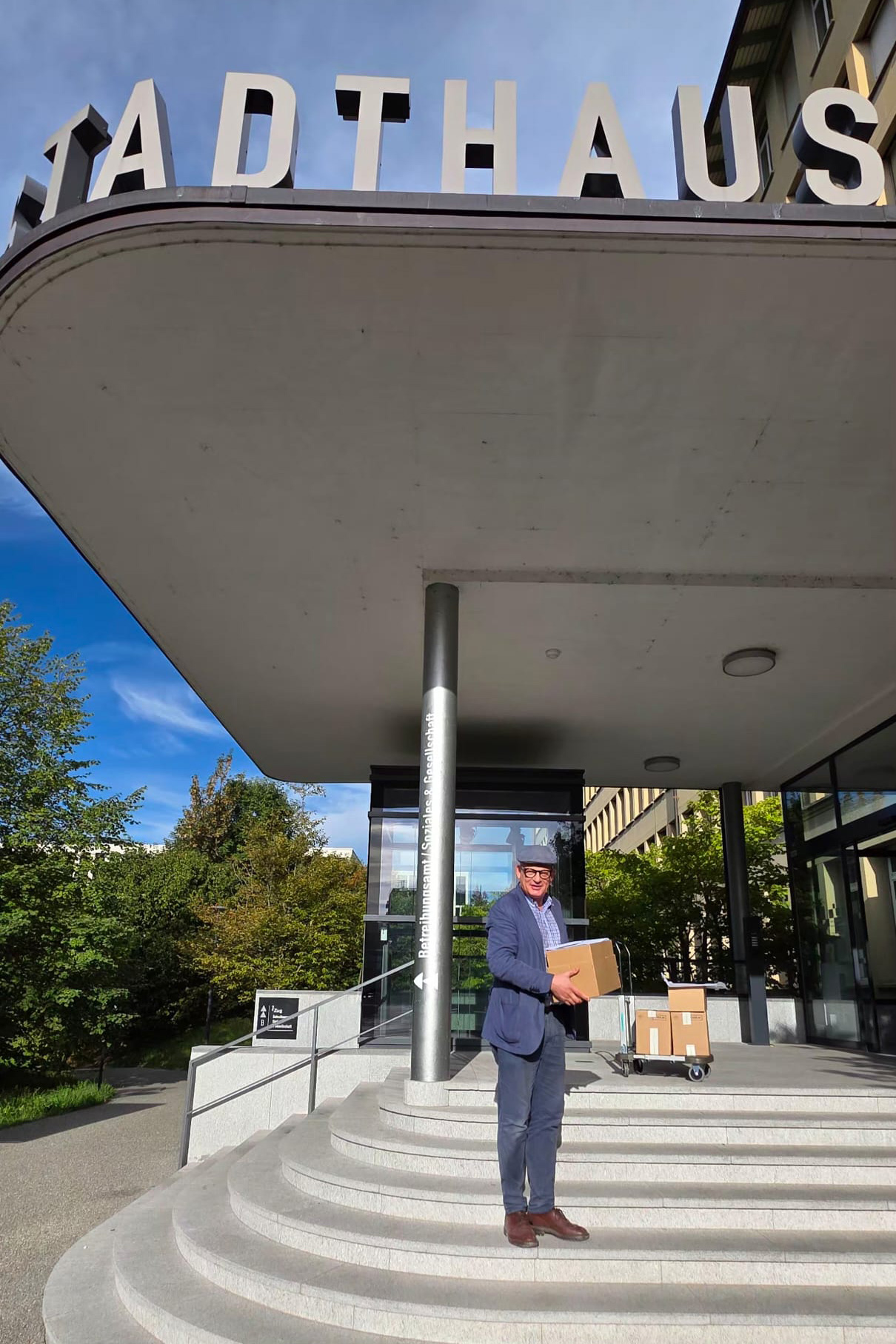 Der Korporationspräsident bringt die Unterlagen zur Baueingabe «Schliffi» ins Stadthaus Zug.